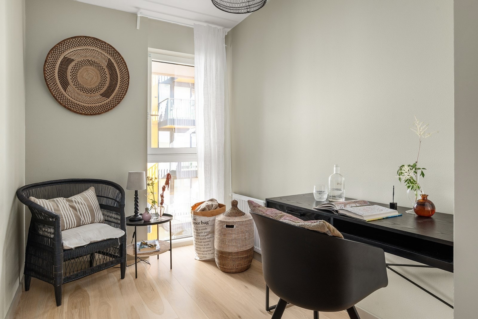 Lyst soverom 2 med garderobeskap og god plass til seng og skrivebord. Rommet egner seg som barnerom, gjesterom eller kontor. Galleribilde