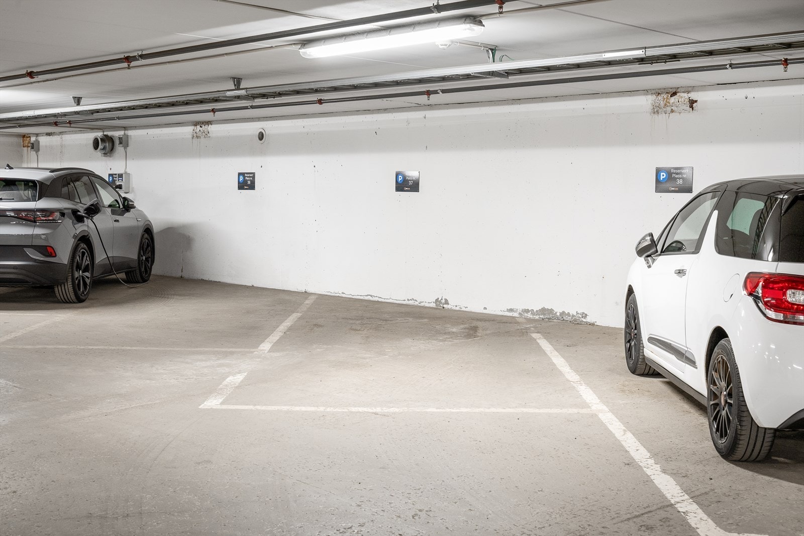 Mulighet for kjøp av garasjeplass i lukket garasjekjeller i underetasjen. Plass nr. 37. Kr. 650.000,- + omk. Galleribilde