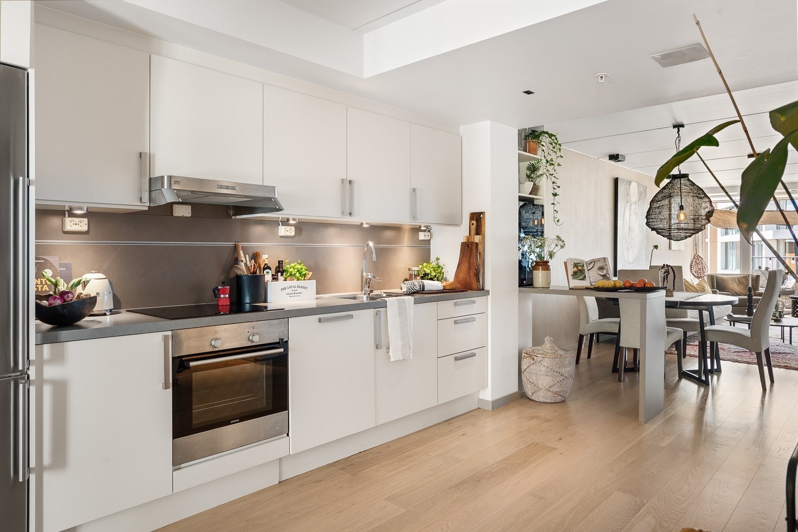 Velutstyrt HTH-kjøkken med vinskap. Galleribilde