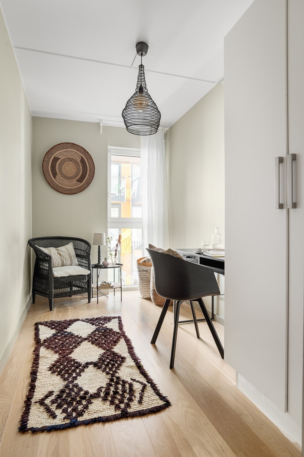 God plass til seng og et garderobeskap også på dette soverommet. Galleribilde