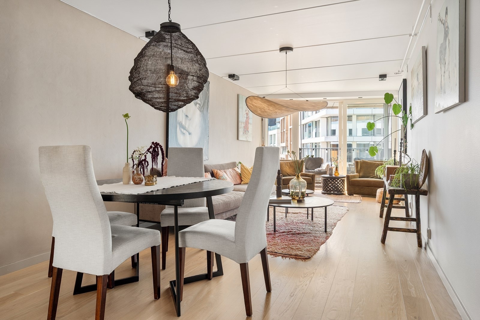 I stuen er det god plass til både sofa og spisestue. Galleribilde