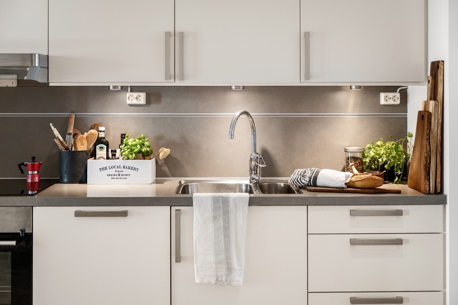 Benkeplate med vaskekum og keramisk platetopp. Galleribilde