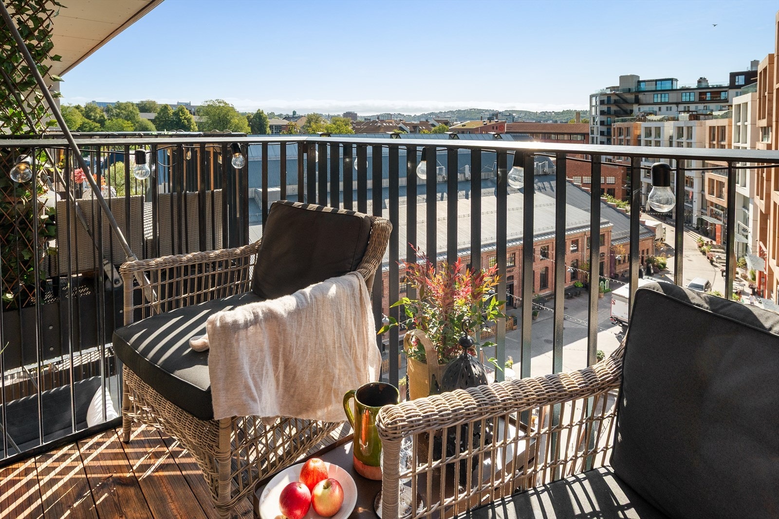 Balkongen har gulv belagt med tredekke, rekkverk i malt metall og stikk for strøm. Galleribilde