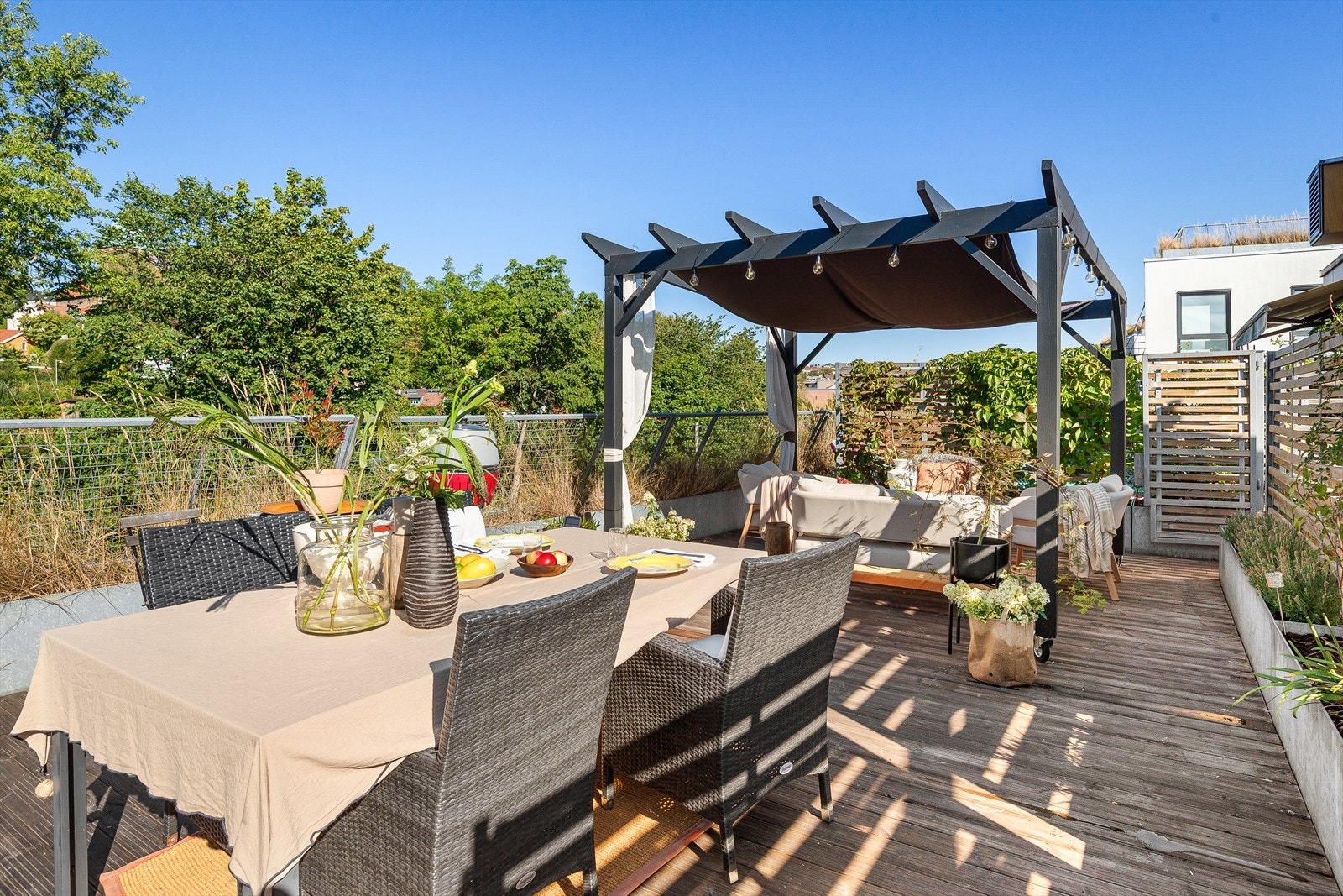 Privat, vestvendt takterrasse på 38 m² med heisadkomst, kveldssol og rikelig plass til spisebord, loungesett og grill. Terrassen ligger 2. etasjer over leiligheten. Det er heisadkomst. Galleribilde