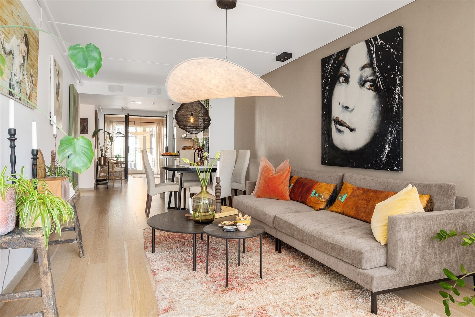 Gjennomgående leilighet beliggende i byggets 4. etasje. Galleribilde