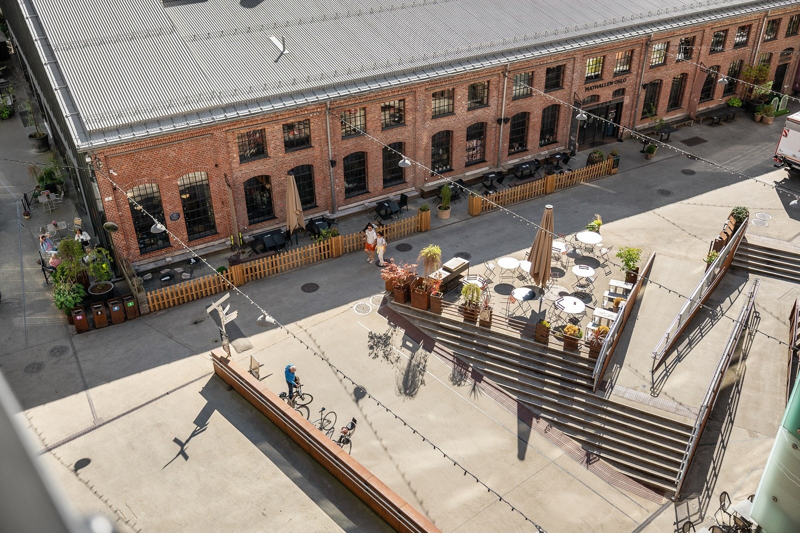 Utsyn fra balkongen. Mathallen med alle sine fristelser og serveringssteder. Galleribilde