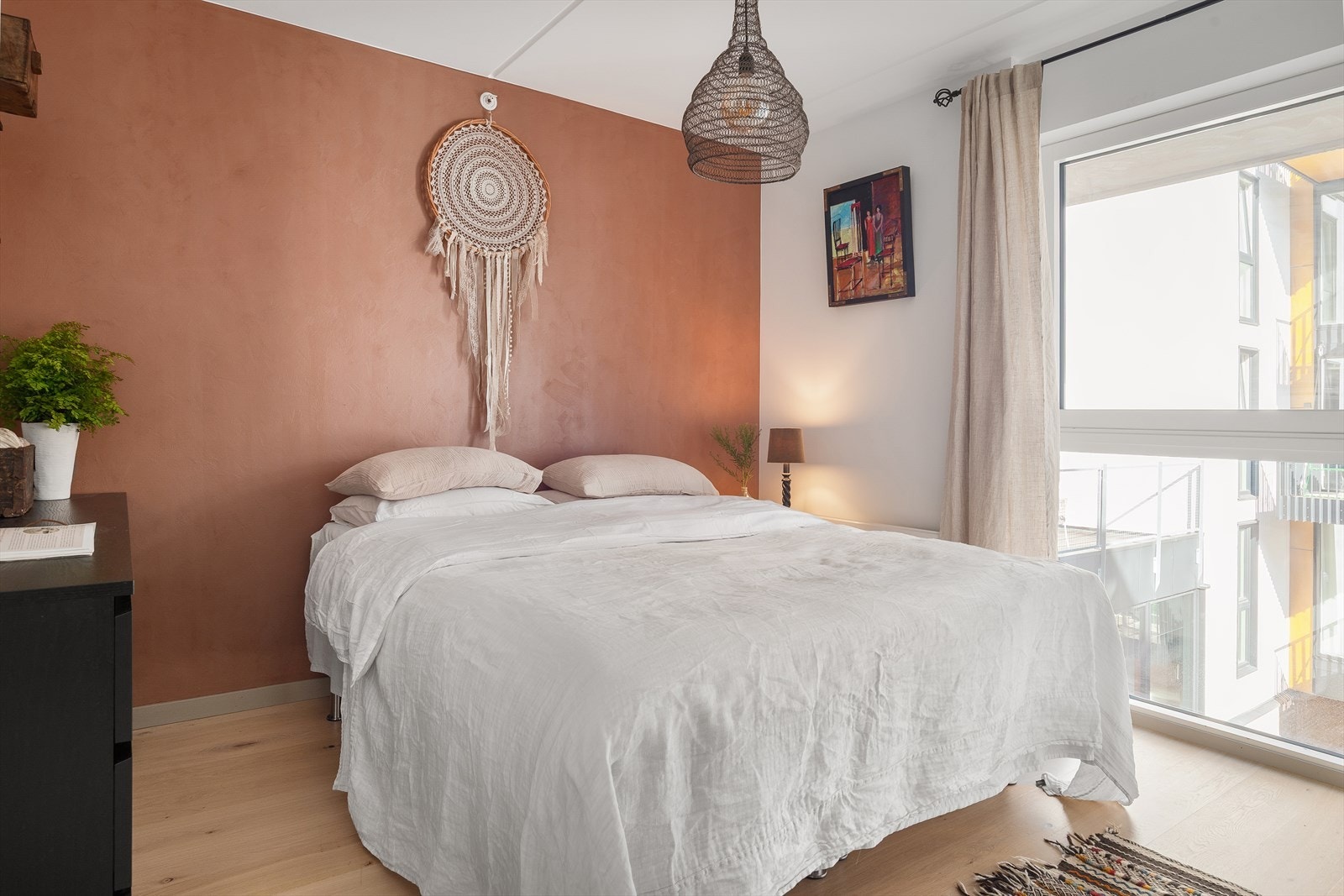 Hovedsoverommet har god plass til en stor seng, nattbord og øvrig soveromsmøblement. Parkett ble byttet i 2024. Galleribilde