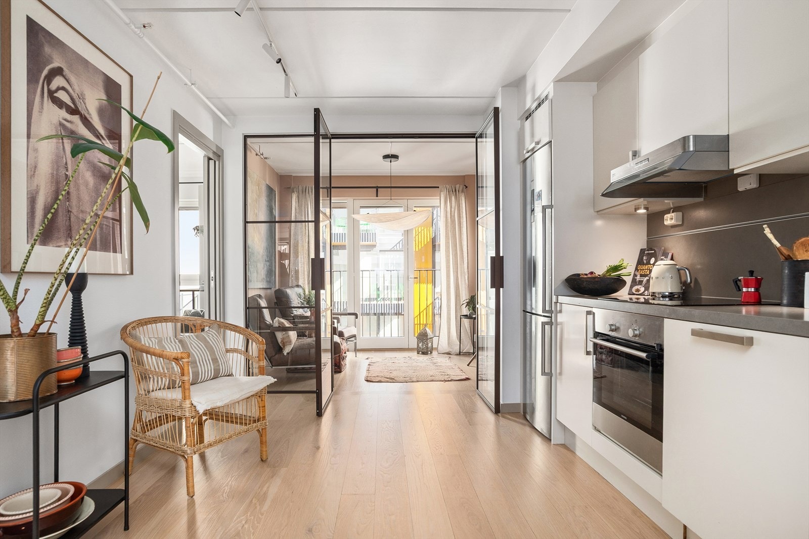 Integrert stekeovn, platetopp og oppvaskmaskin. Nisje med kjøl / frys som medfølger salget. Galleribilde