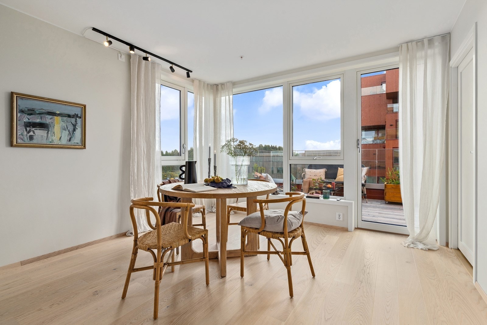 Det er god plass til spisestue. Videre utgang til sydvestvendt terrasse. Galleribilde