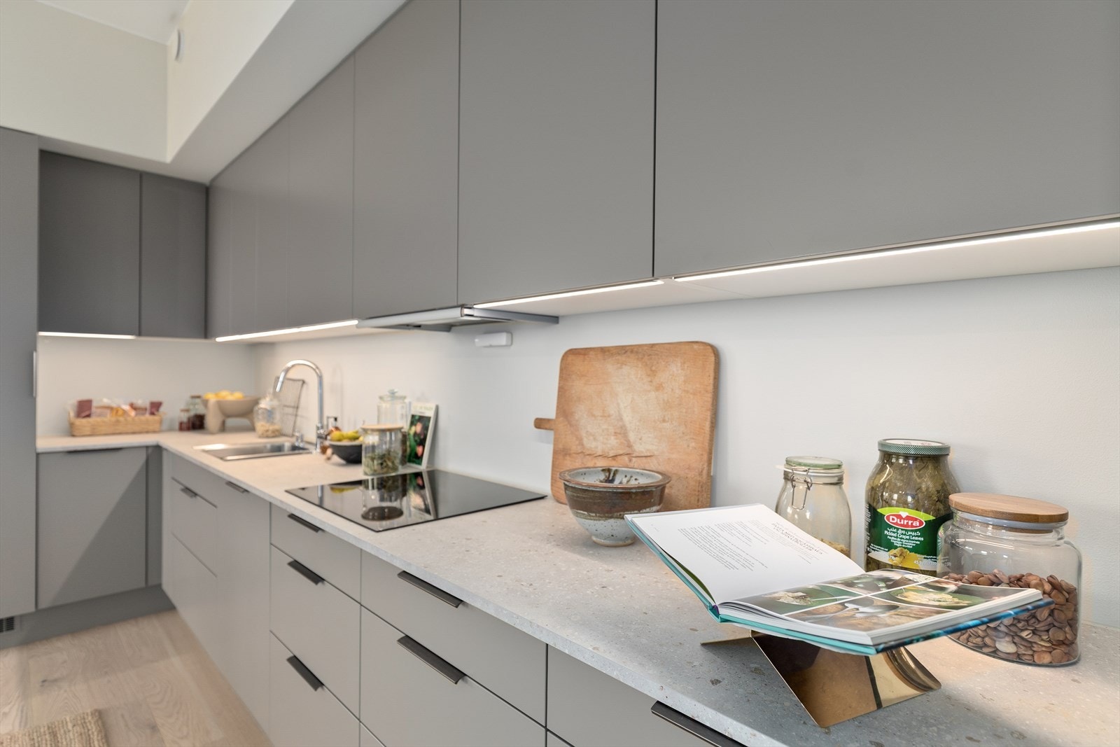 Kjøkken fra HTH i modellen ZP Focus med laminat benkeplate, underlimt vask og ettgreps uttrekkarmatur. Galleribilde