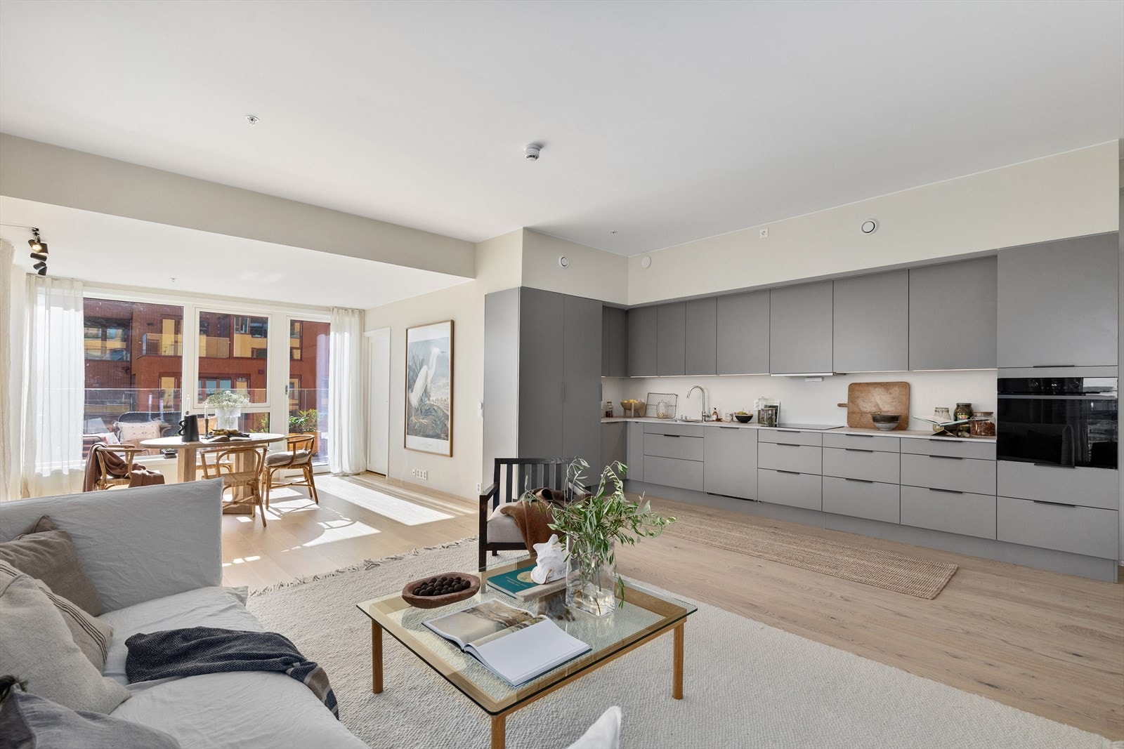 Lys og luftig oppholdssone med et romslig kjøkken fra HTH. Galleribilde