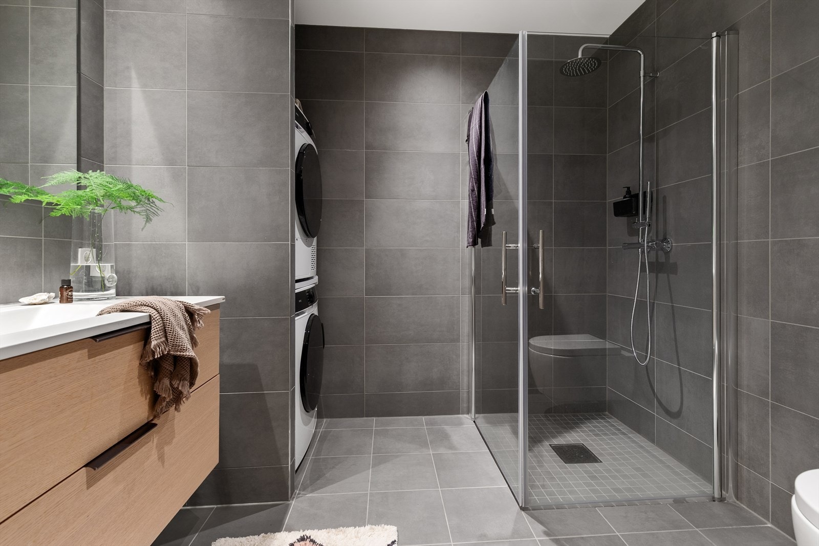 Boligen har totalt 2 bad. Det ene badet har opplegg for vaskemaskin og kondenstørketrommel. Galleribilde