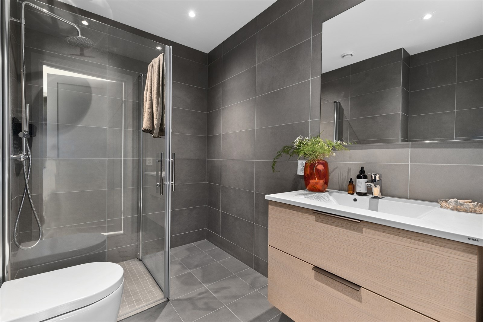 Pent flislagt bad med varme i gulv og downlights i himling. Galleribilde