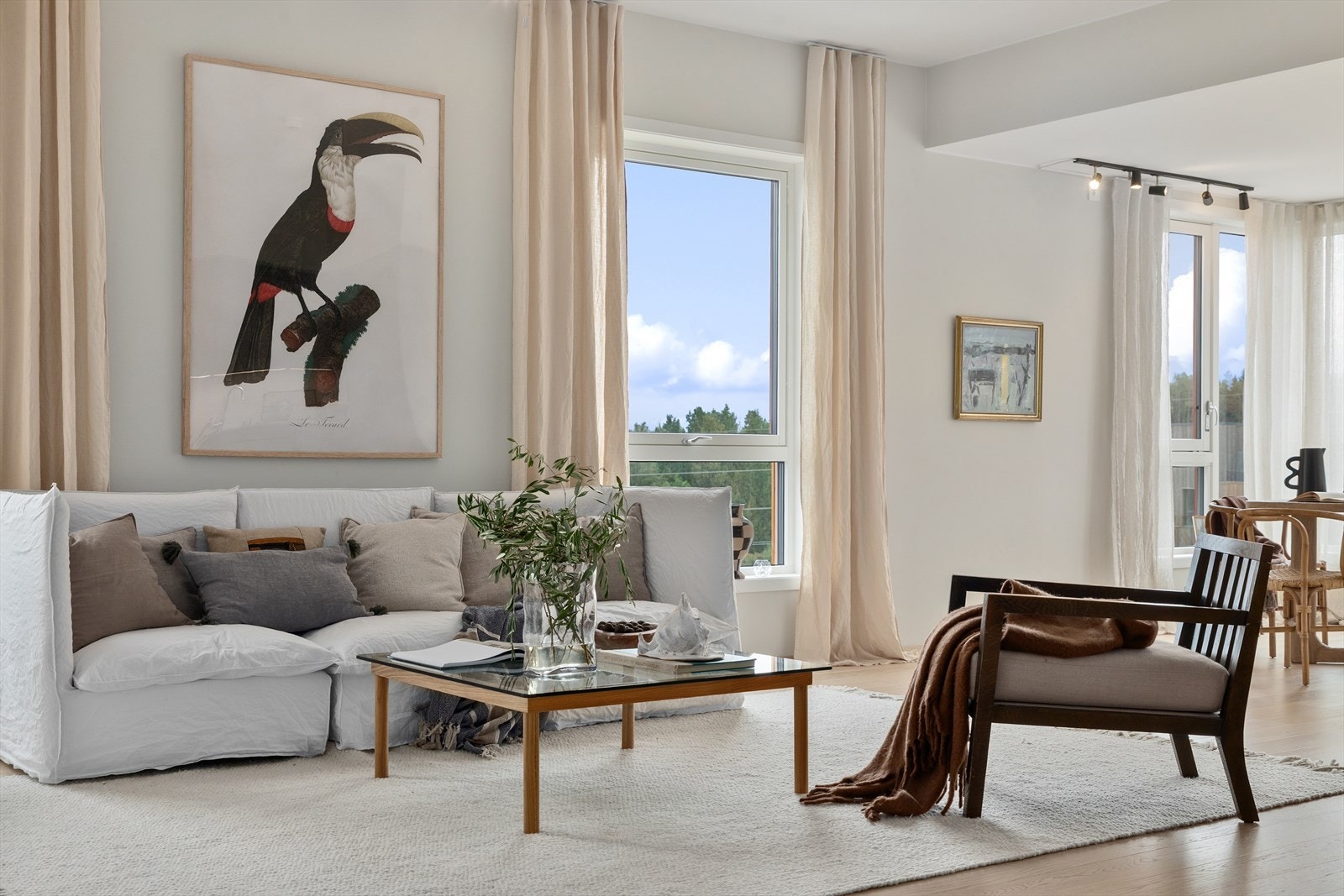 Hyggelig stue, malt i en lys og delikat farge. Galleribilde