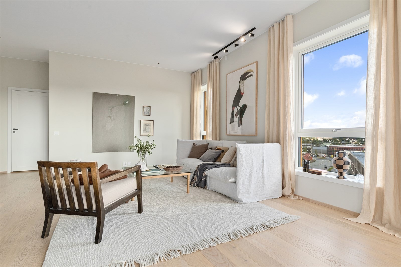 Stuen har store vindusflater på to sider som slipper inn mye naturlig lys og skaper en luftig atmosfære. Galleribilde