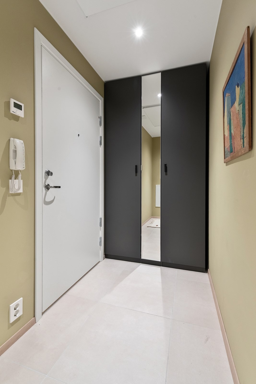 Innbydende entré/gang med garderobeskap. Galleribilde