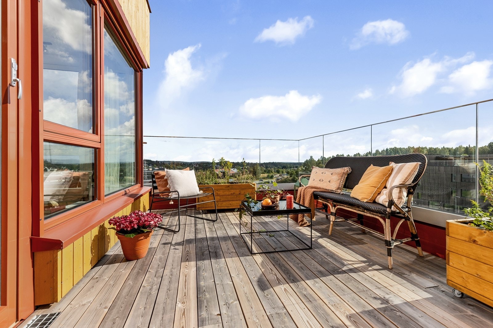 Terrassen har gode solforhold med sol fra ca. kl. 10-21 sommerstid. Galleribilde