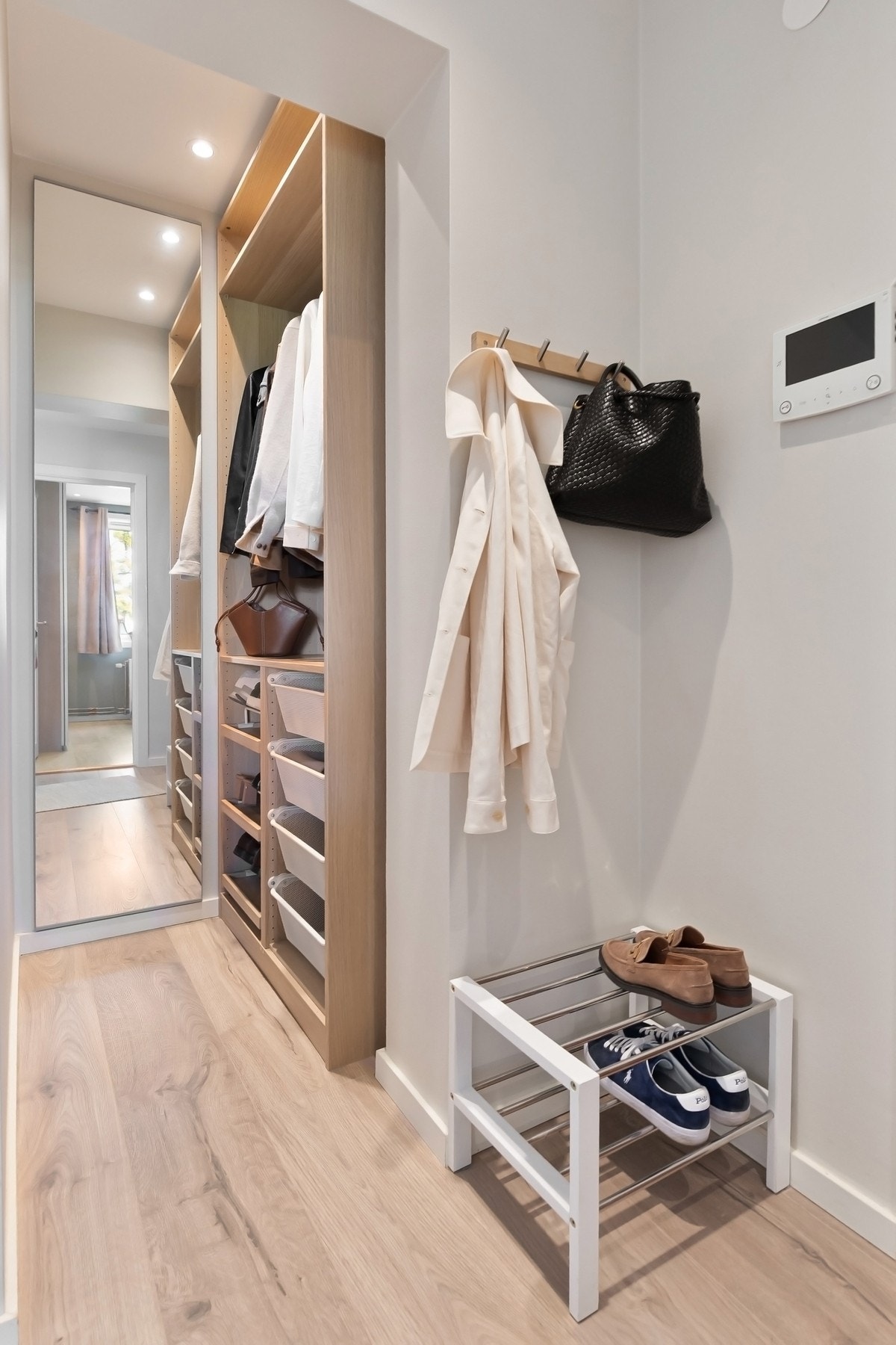 Det er god plass til oppheng av yttertøy, og en praktisk garderobenisje rett ved inngangsdøren. Galleribilde