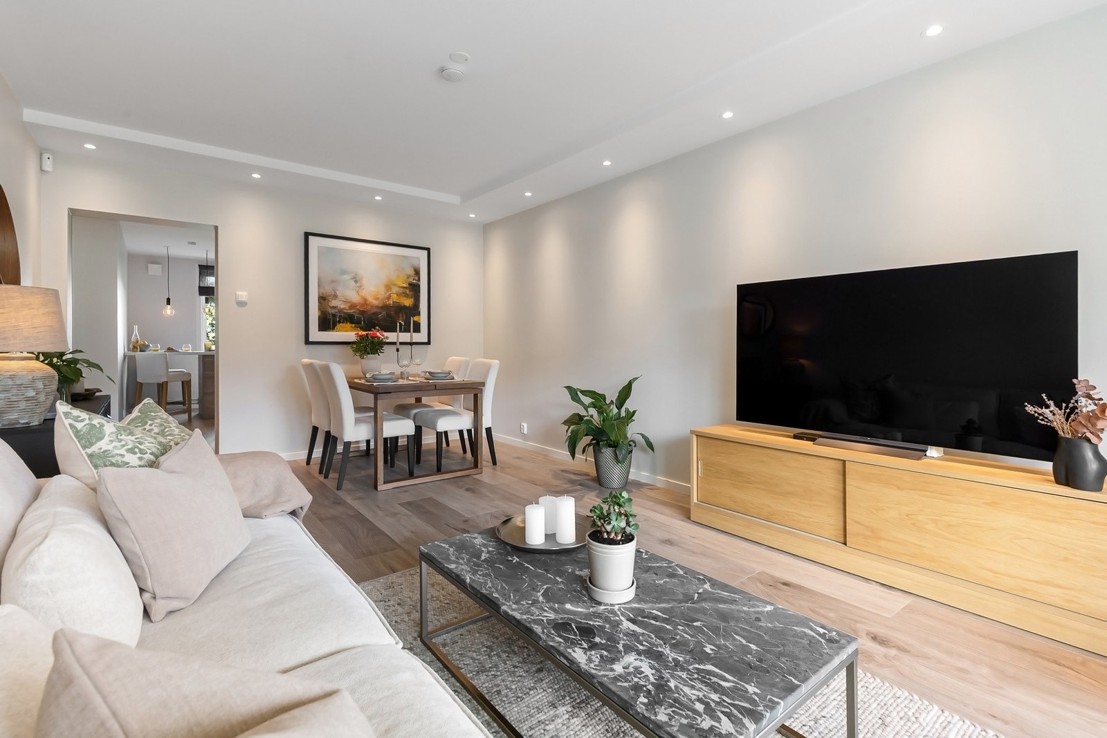 Boligen er oppvarmet med radiatorer fra felles varmebehandling/sentralfyring (inkl. i felleskostnadene). Galleribilde