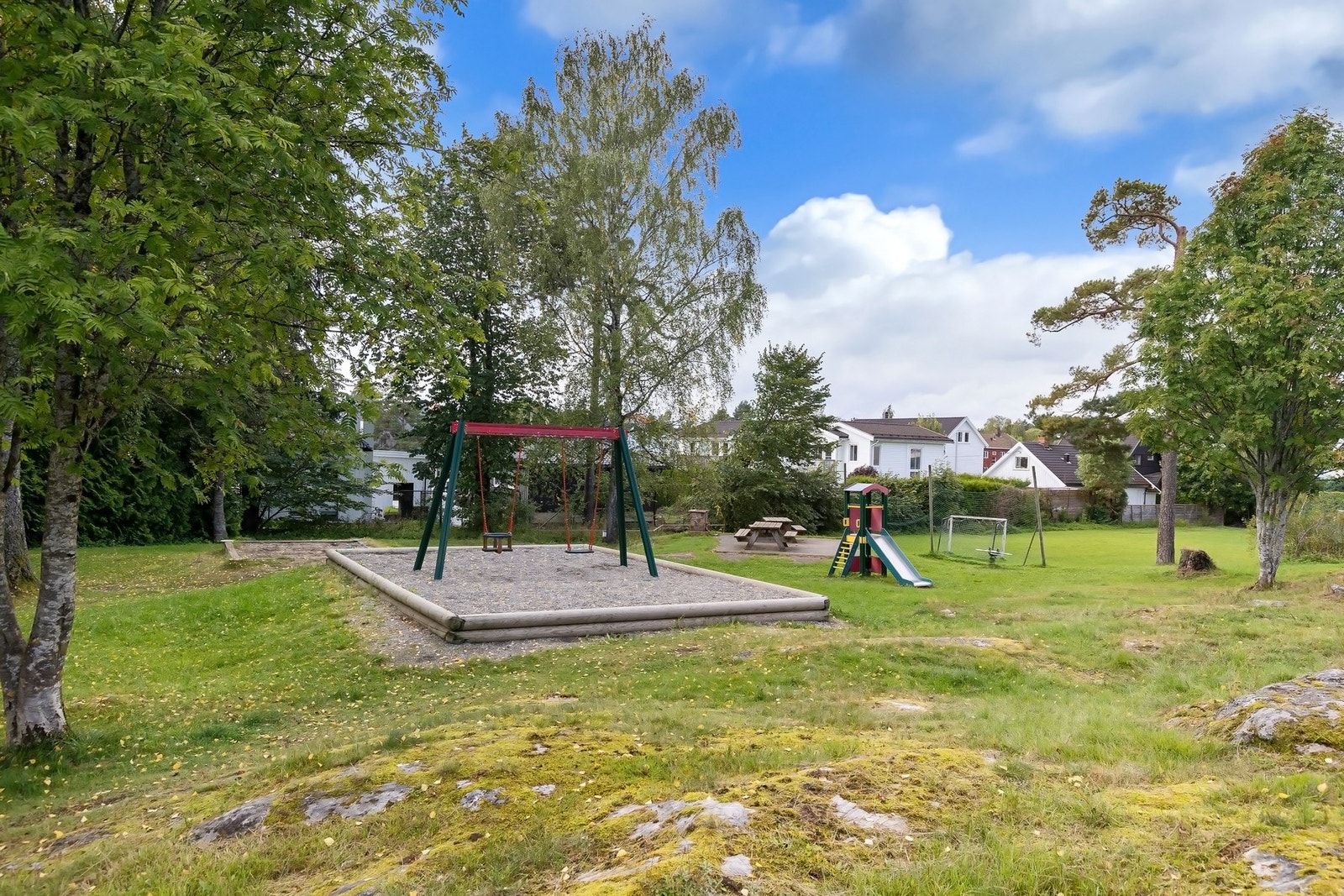 Det er store utendørs fellesområder med bl.a. lekeplass for de minste. Galleribilde