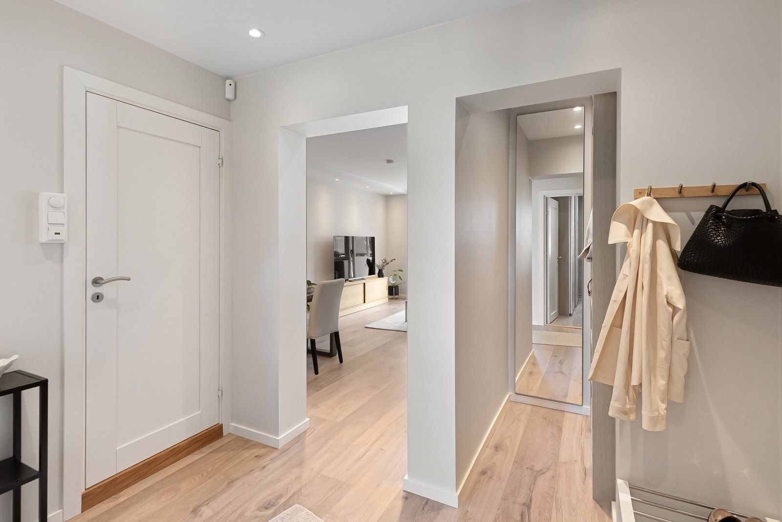 Entreen oppleves som lys og romslig, med slette vegger og laminatgulv. Galleribilde