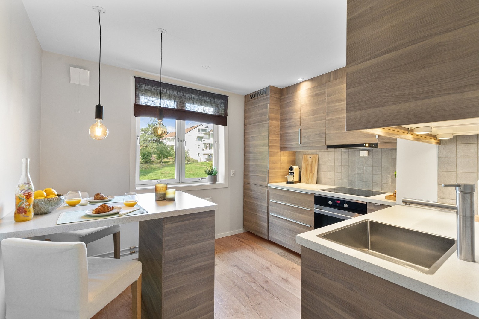 Av integrerte hvitevarer finnes kjøl/fryseskap, oppvaskmaskin, induksjonstopp og stekeovn. Galleribilde