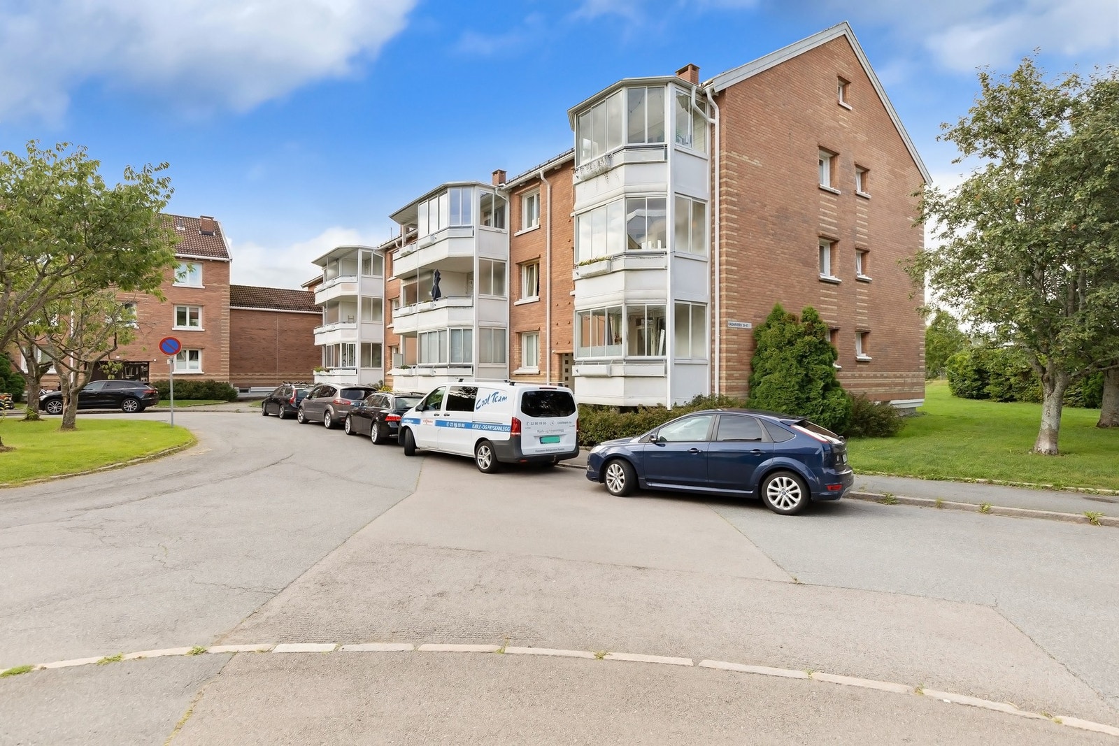 Det er parkering etter venteliste. Øvrig parkering i gate etter områdets gjeldende bestemmelser. Galleribilde