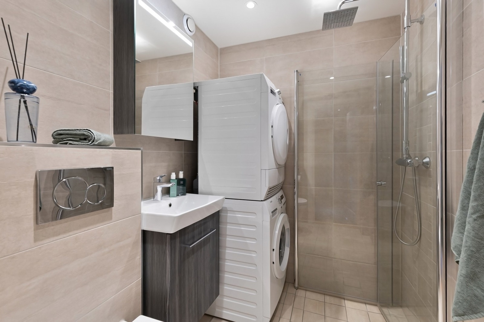 Innredningen består av dusjsone, vegghengt toalett, servantskap med oppbevaringsplass, speilskap med belysning og opplegg for vaskemaskin. Galleribilde