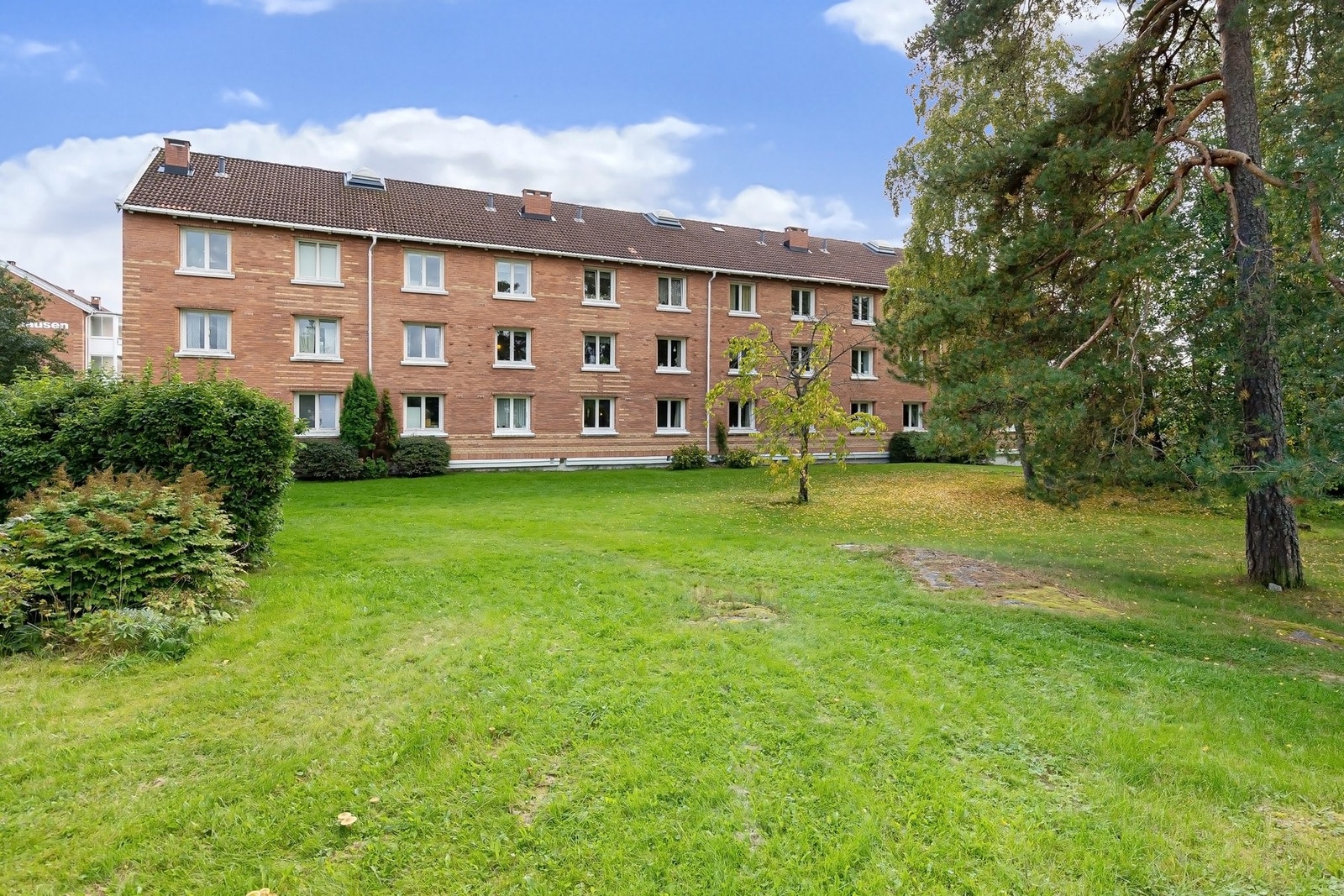 Knausen borettslag består av i alt 335 leiligheter fordelt på 47 oppganger i 15 blokker. Leiligheten har vinduer bl.a. mot den store grønne bakhagen. Galleribilde
