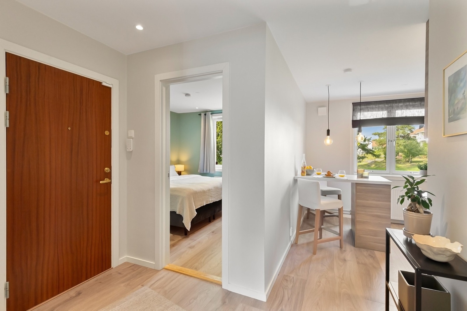 Velkommen inn. Leiligheten har adkomst via felles inngangsparti og trappegang. Galleribilde