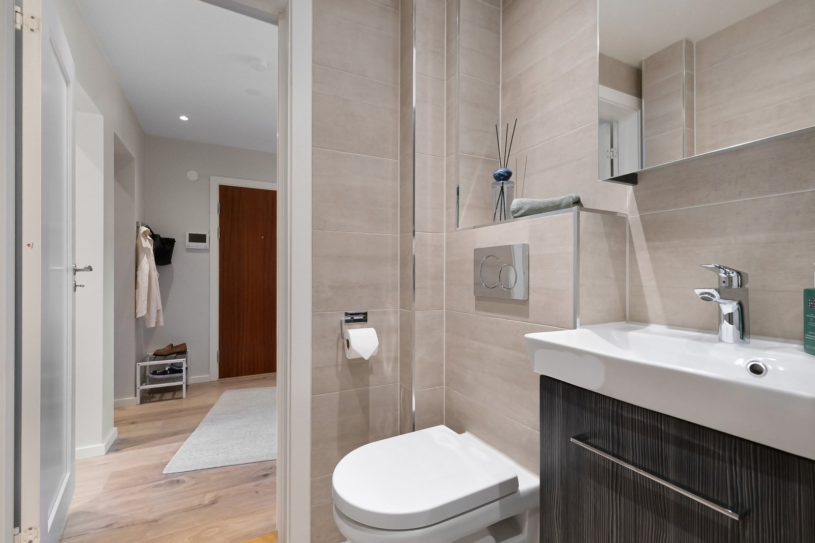 Badet ble totalrehabilitert i 2017 med nye membraner, sluk og rør, og fremstår som delikat og funksjonelt. Rommet har flislagte vegger og gulv med varmekabler. Galleribilde