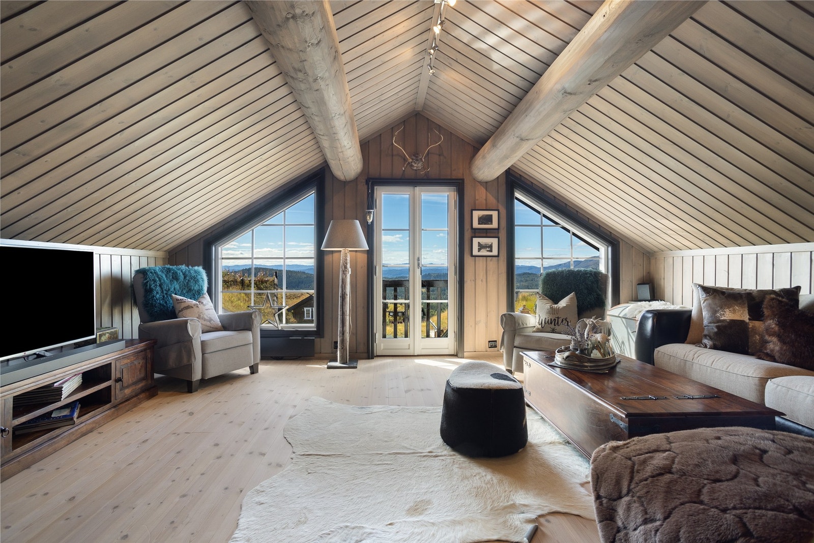 Romslig og flott loftstue med opplegg til tv. En perfekt stue for barn/ungdom hvor man har god plass til å leke og boltre seg. Galleribilde