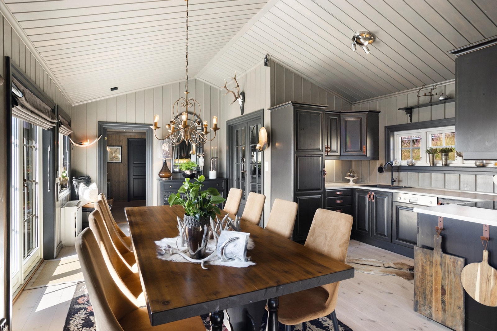 Her kan hyttas kokk tilberede maten mens man deltar i samtalene rundt bordet. Galleribilde