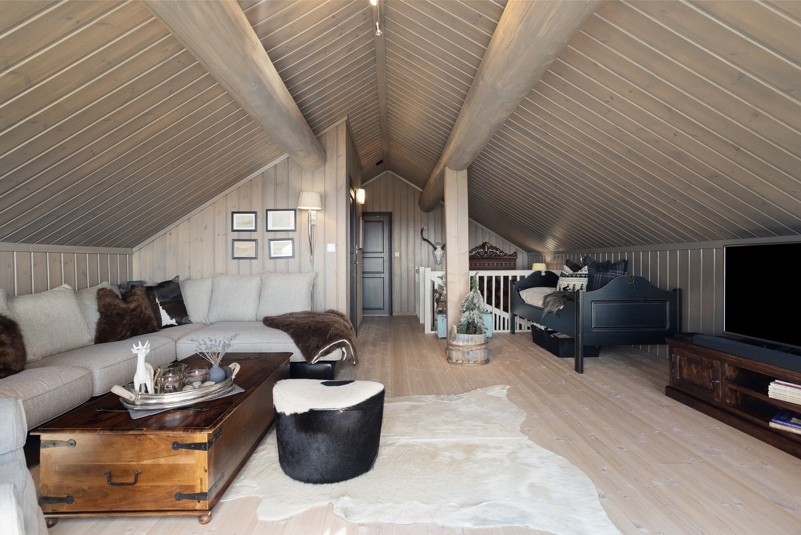 Romslig loftstue med flott takverk Galleribilde