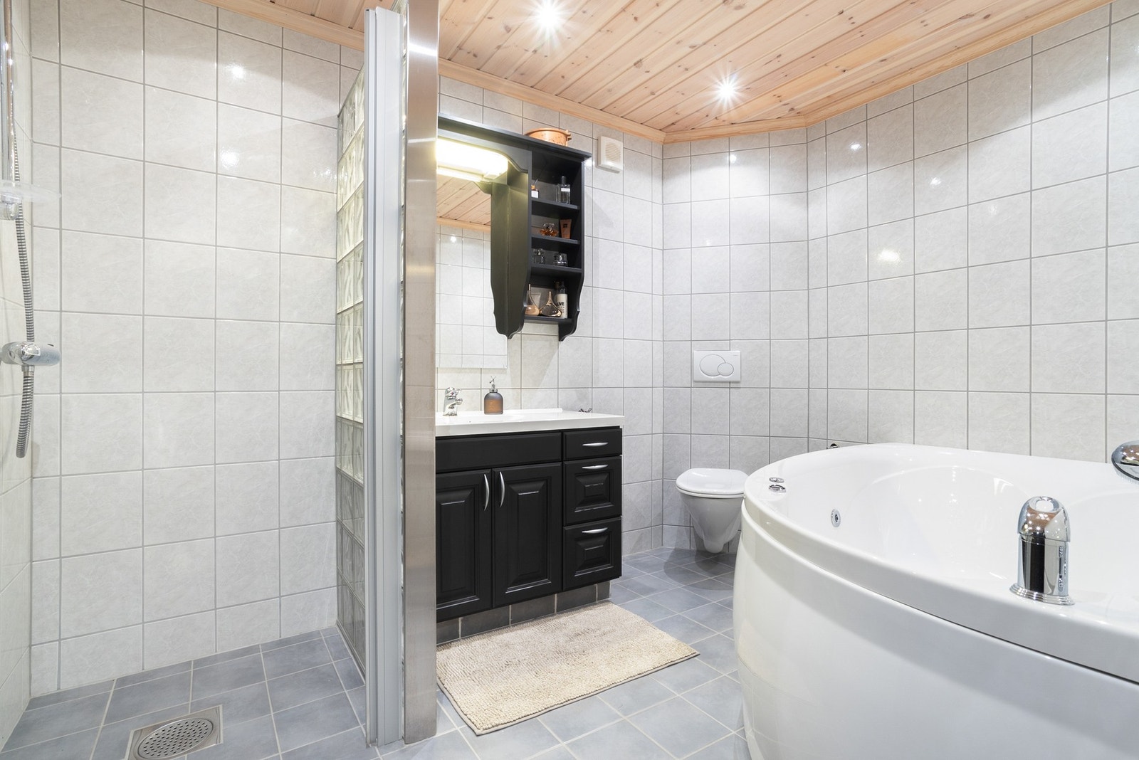 Tidløst, flislagt bad med alle fasiliteter samt en romslig badstue. Galleribilde