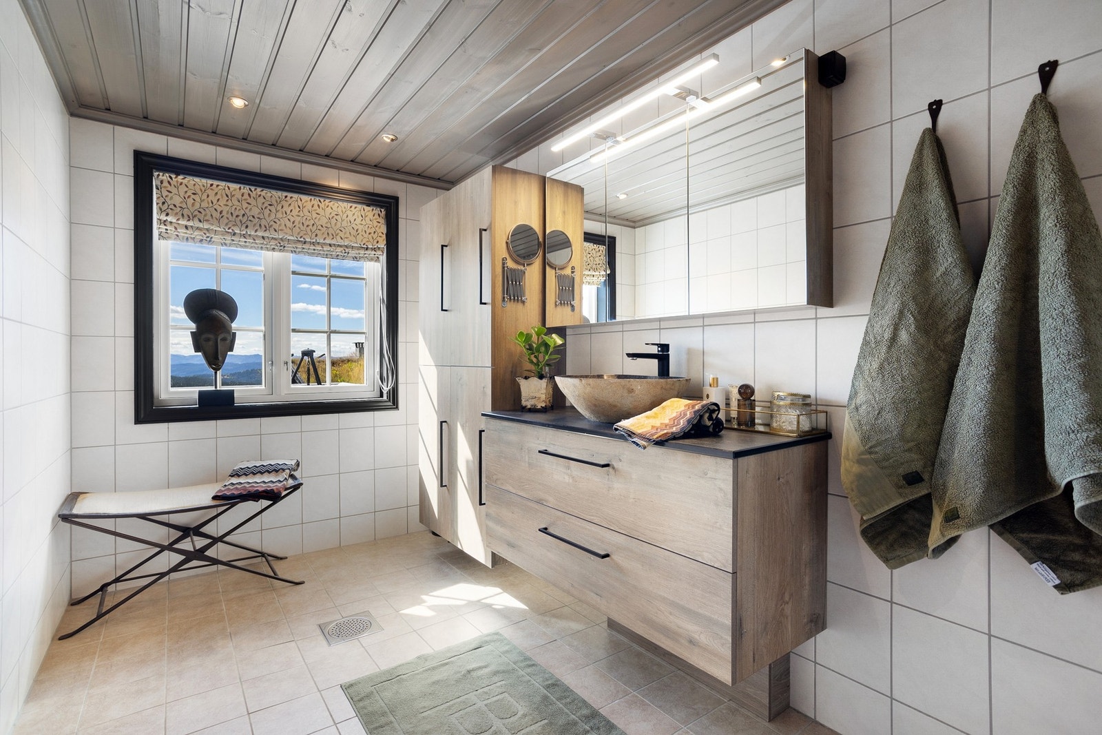 Baderom i hovedetasjen. Dette baderommet er tilknyttet hovedsoverommet og inneholder innredning med servant, toalett og dusjnisje Galleribilde