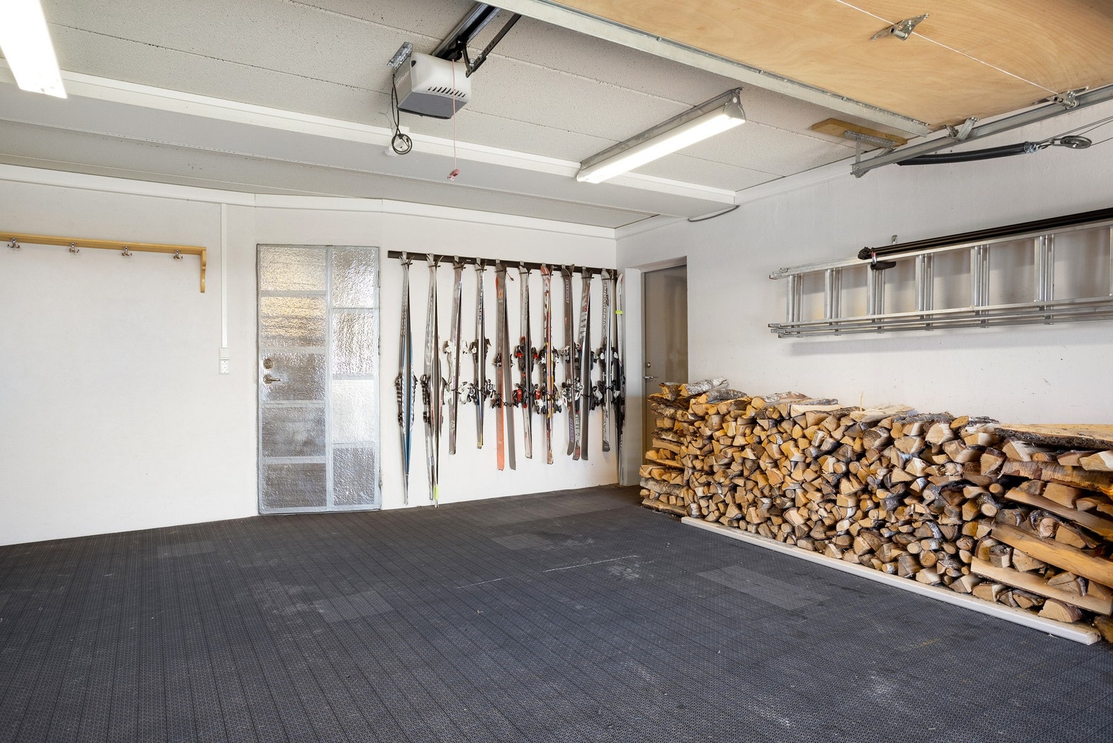 Garasjen har plass til 2 biler og direkte adkomst til hytta. Her er det i tillegg god plass til lagring og smørebenk. Fra garasjen er det adkomst videre inn til teknisk rom/bod Galleribilde