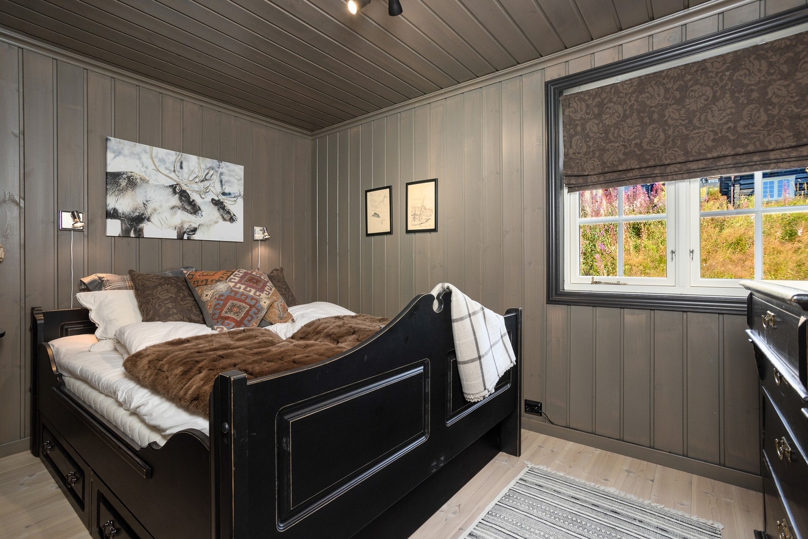 Soverom II innredet med dobbeltseng Galleribilde