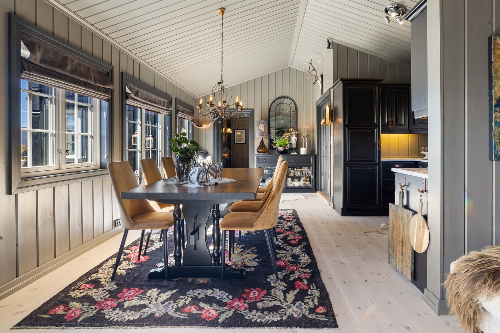 Spisestue med flott utsikt og fin tilknytning til kjøkkenet. Her kan man lage langbord og samle venner og familie til hyggelige lag. Galleribilde