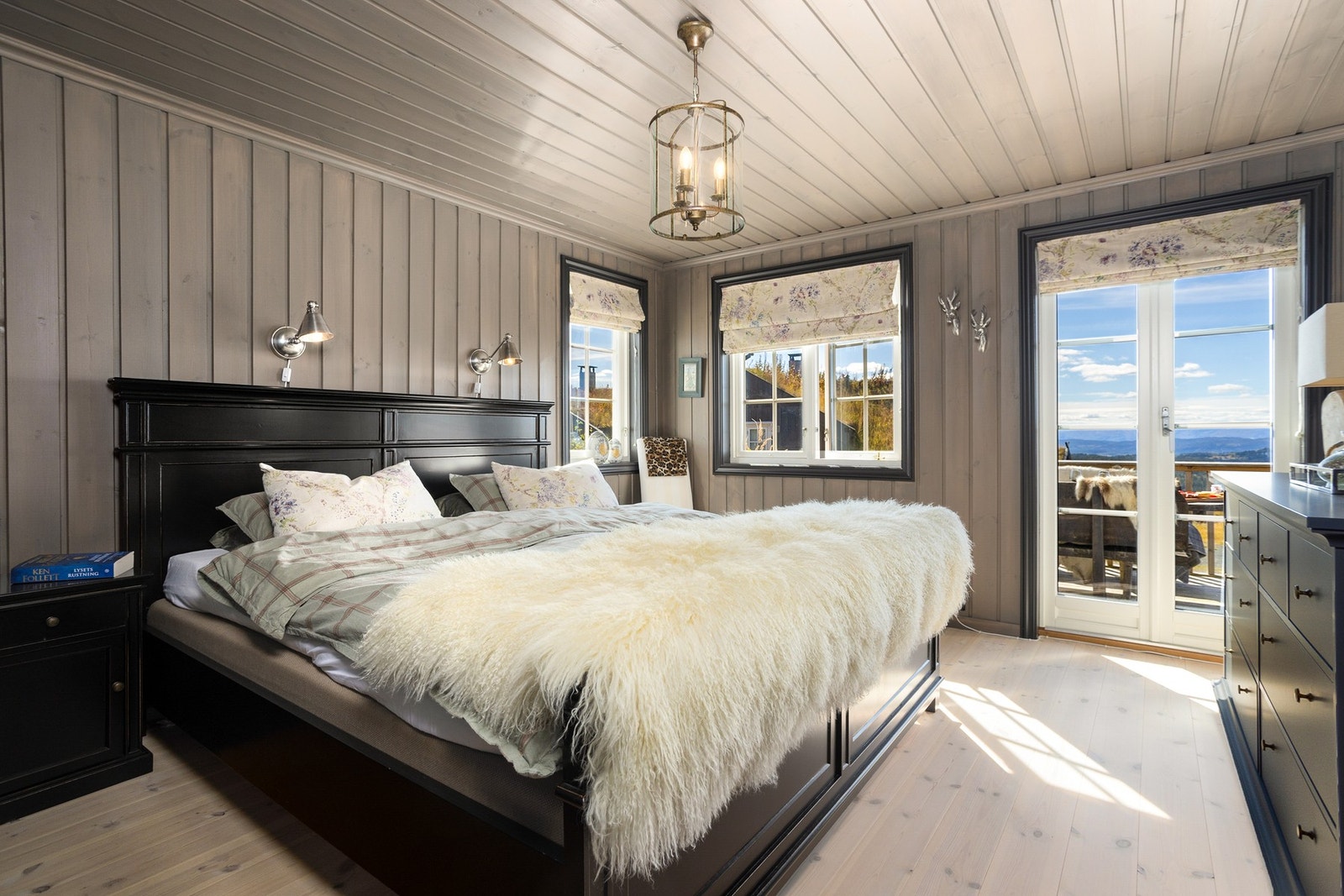 Det er totalt 5 soverom i hytta. Her er hovedsoverommet med tilgang til eget bad og utgang til veranda. Galleribilde