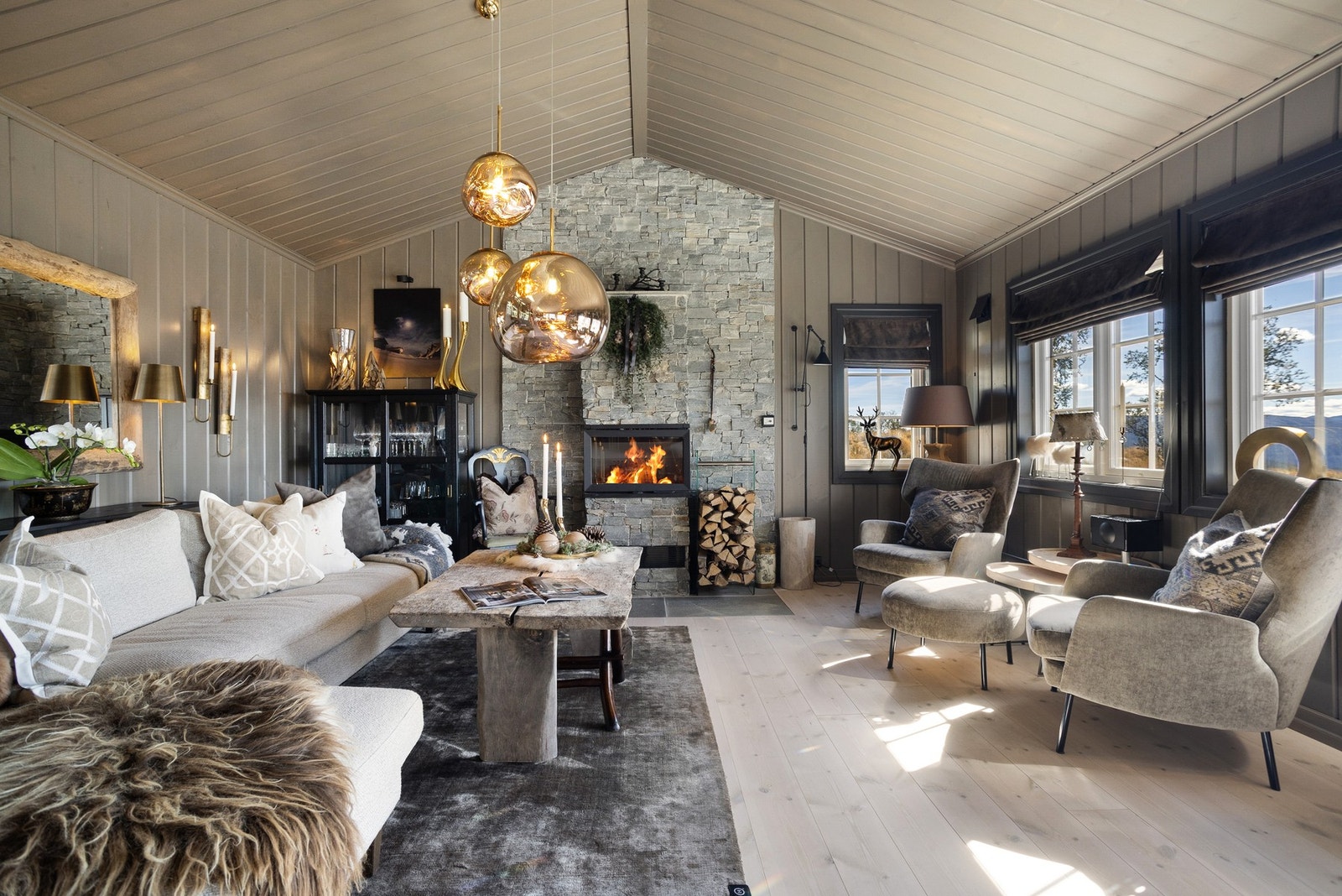 Nydelig stue med svært god takhøyde og lune tak og veggflater Galleribilde