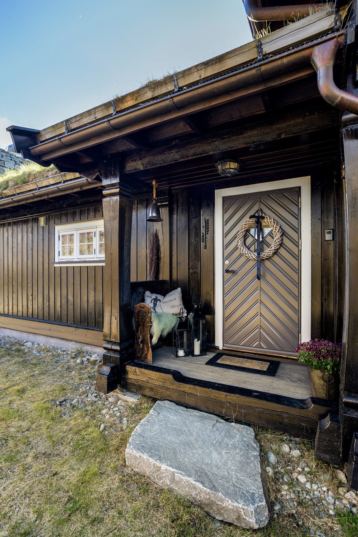 Hytta er bygget i eksklusiv stavlaft. Velkommen inn! Galleribilde