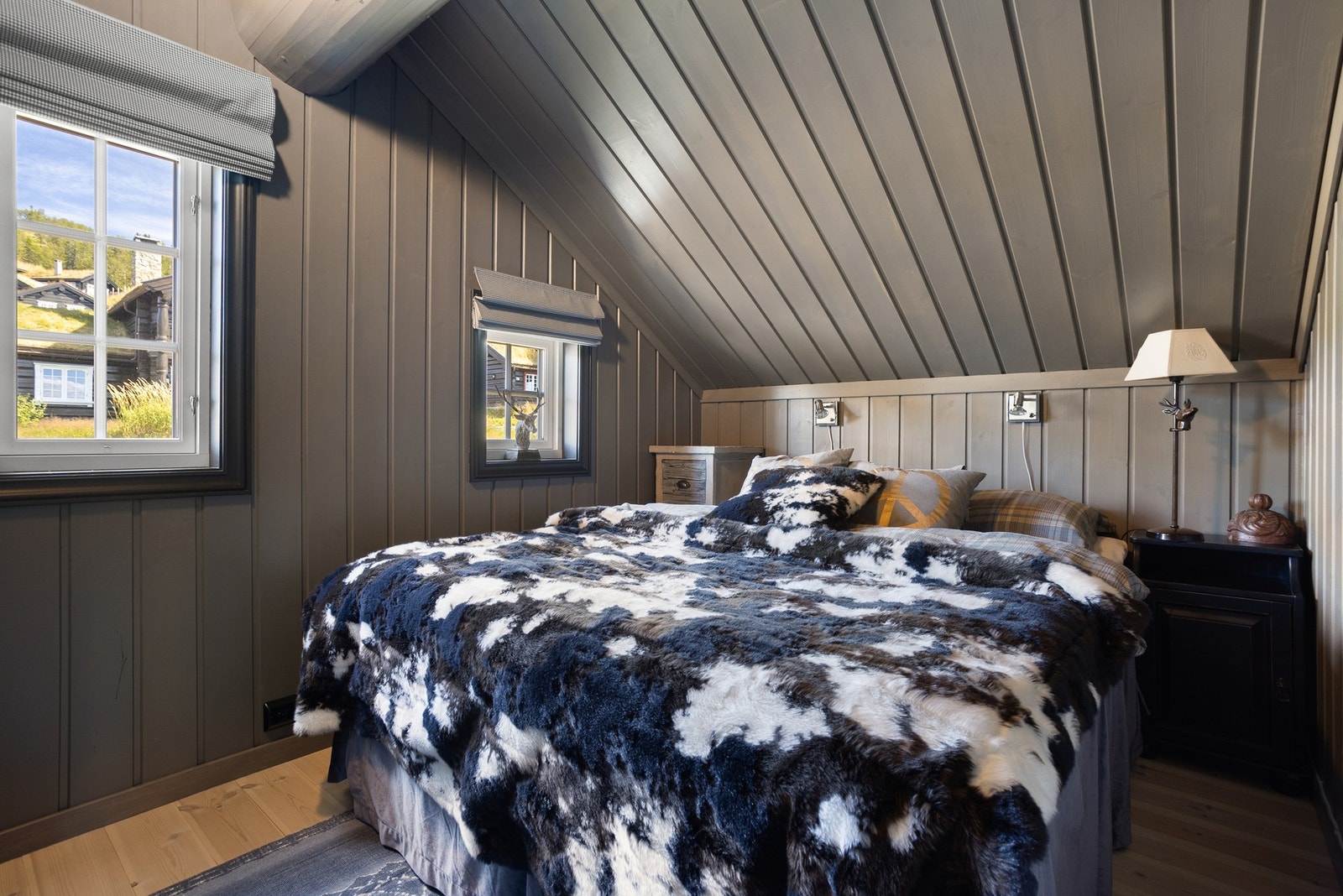 Soverom IV innredet med dobbeltseng. Galleribilde