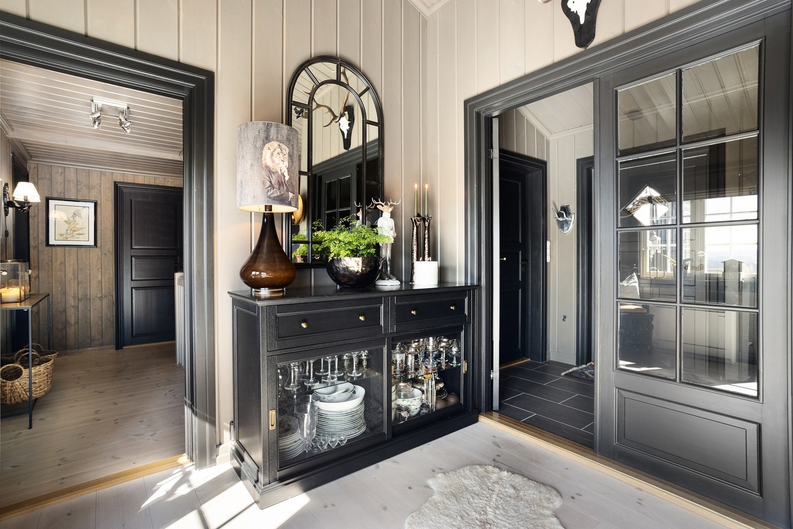 Entréen/gangen tar deg videre til en svært innholdsrik hytte Galleribilde