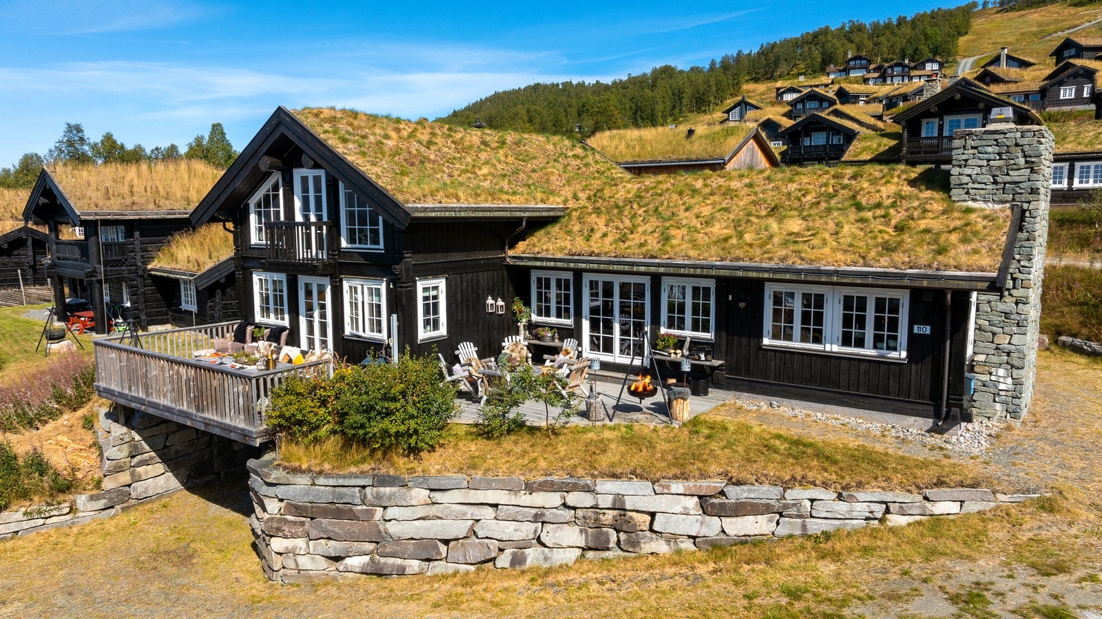 Hytta ligger med alpinbakkene omslynget på alle kanter Galleribilde