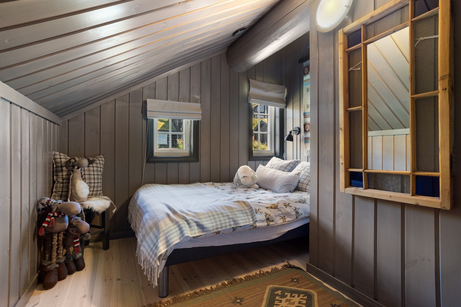 Soverom V innredet med stor enkeltseng Galleribilde