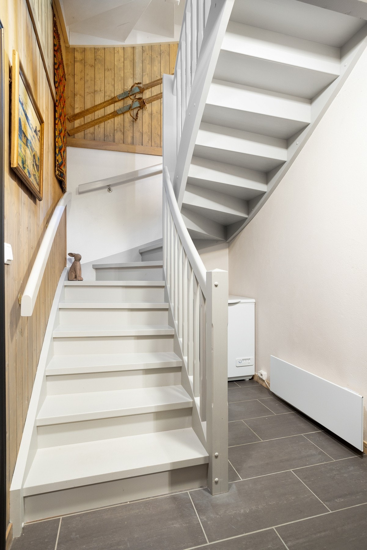 Trapp ned til underetasje med bad/badstue, teknisk rom, garasje, gang og boder. Galleribilde