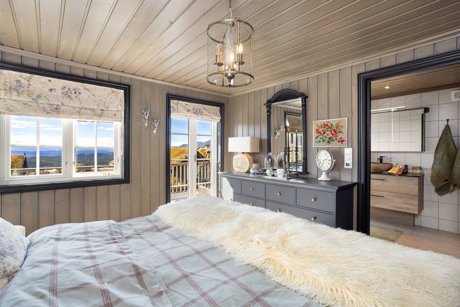 Hovedsoverom - god plass til dobbeltseng og tilhørende møblement Galleribilde