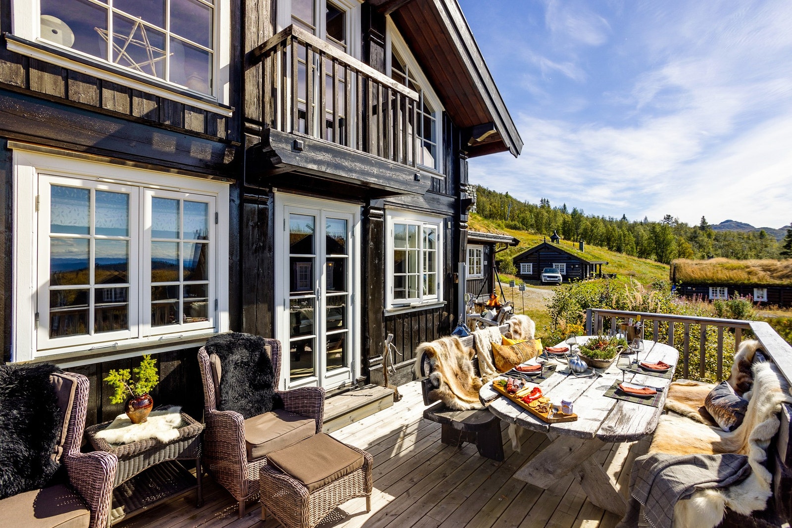 Vestvendt beliggenhet - Romslig veranda med god plass til utemøblement Galleribilde