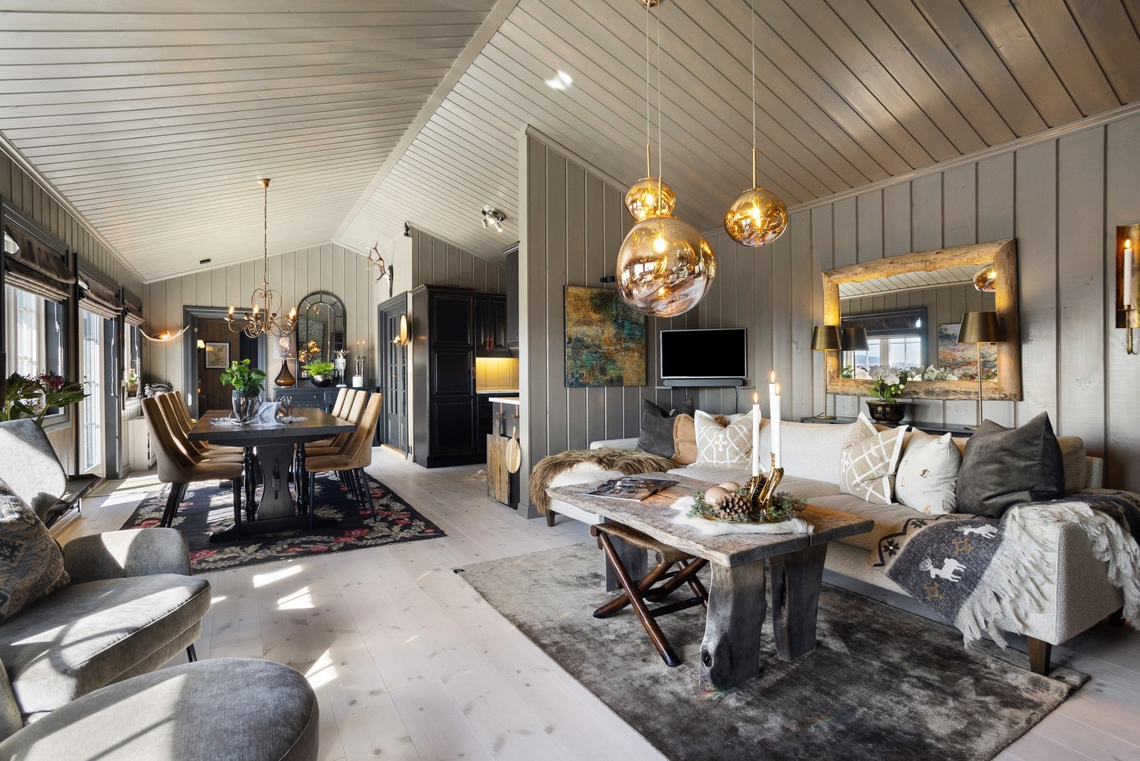 Fin planløsning med stue og kjøkken i delvis åpen løsning. God plass til møblering av sofa- og spisegruppe Galleribilde